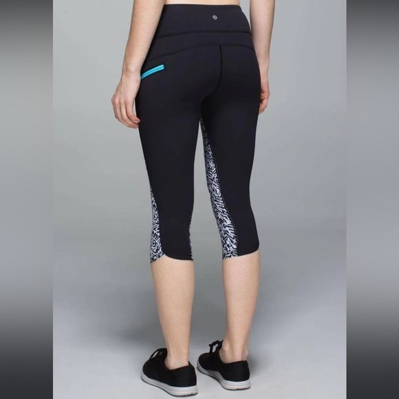 Lulumelon Athletica Black and White Animal Print Top Speed Crop Leggings, S ?2 - Picture 2 of 9
